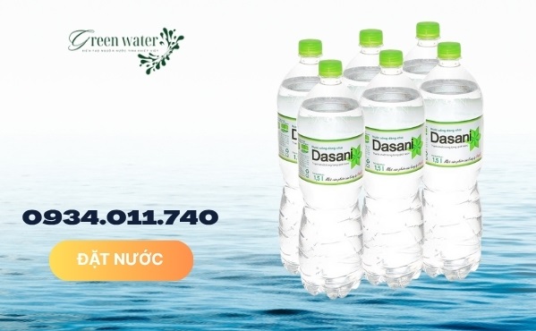 Khách hàng mua nước Dasani 1.5L tại Nước Uống Thanh Vy