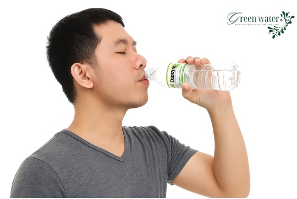 Uống nước đóng chai Dasani