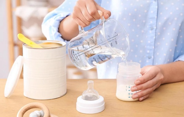 Nước pha sữa cho trẻ em ảnh hưởng đến chất lượng sữa