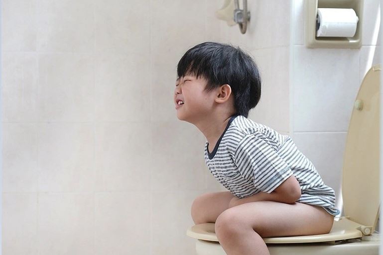 Trẻ nhỏ thiếu nước trong thời gian dài sẽ gây táo bón