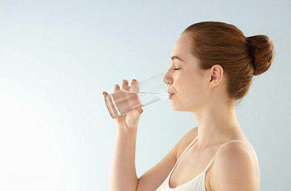 Uống đủ nước giúp cân bằng độ ẩm và làm đẹp da
