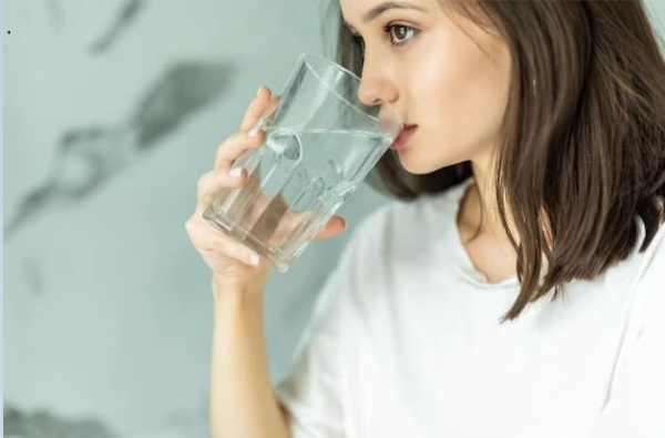 Uống nước đều đặn trong ngày, không để quá khát