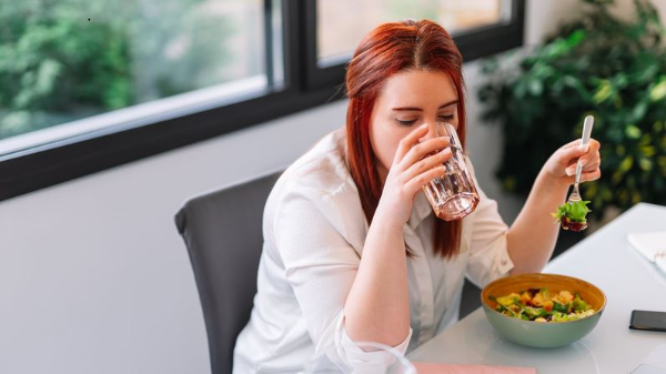 Hãy hạn chế uống quá nhiều nước khi đang ăn