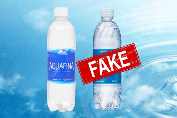 Quan sát kiểm tra kỹ nước đóng chai trước khi uống