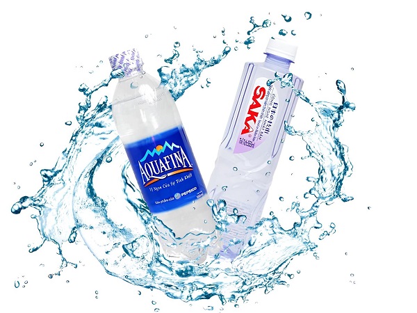 Aquafina là nước tinh khiết không khoáng, pH trung tính – Saka là nước khoáng ion kiềm, chứa khoáng chất và pH kiềm nhẹ.