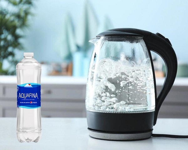 Đun sôi nước Aquafina để pha sữa, nấu ăn,...