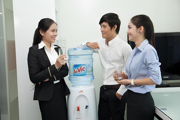 Bình nước Lavie 19L úp ngược cho máy nóng lạnh tại công ty